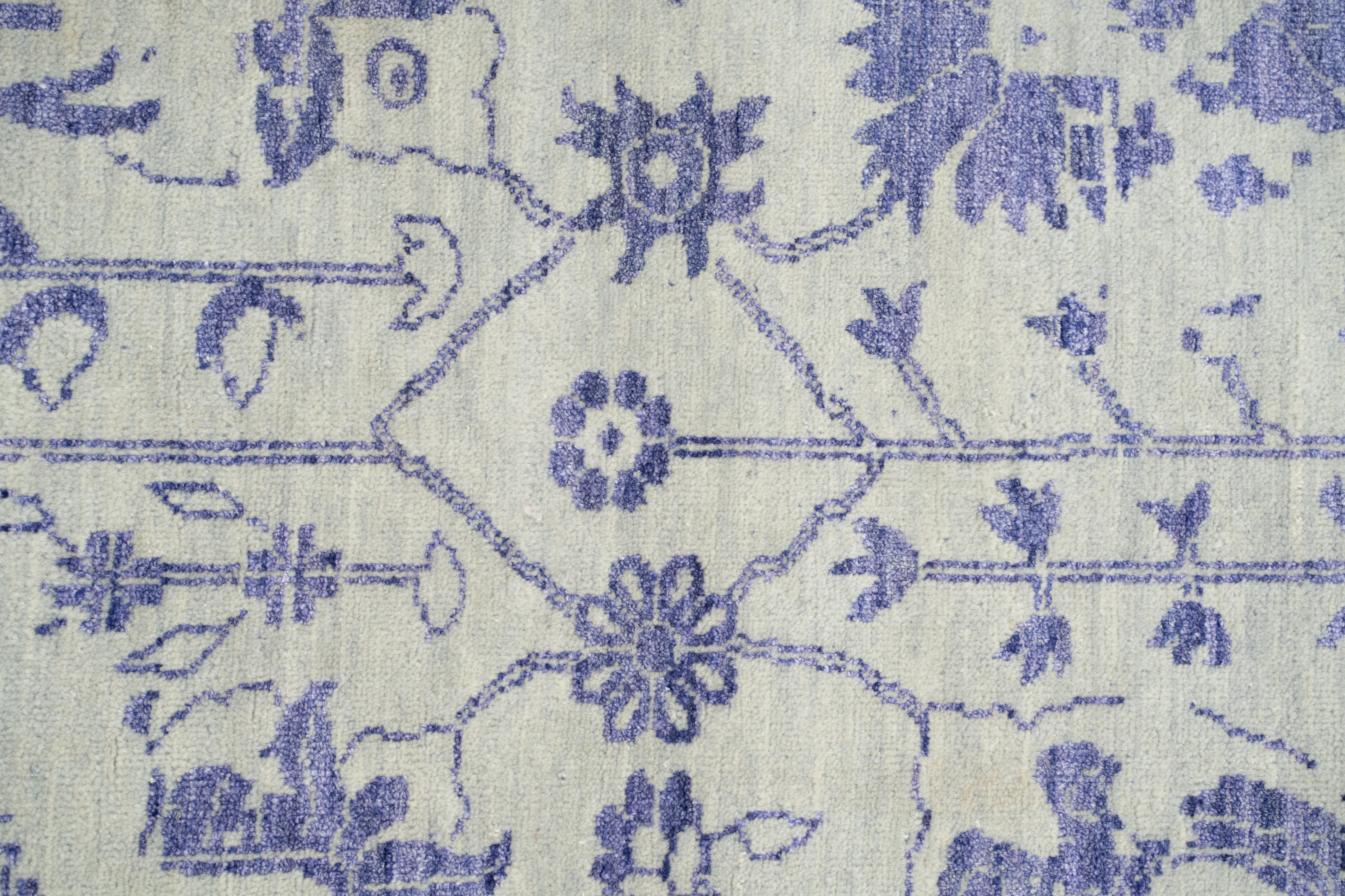 Handknotted Modern Carpet DIA- 4237 VASE 3